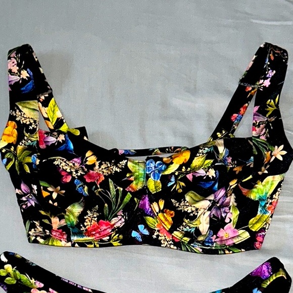 NWT VICTORIA'S SECRET Birds of Paradise wicked
Bikini Top - Picture 2 of 5